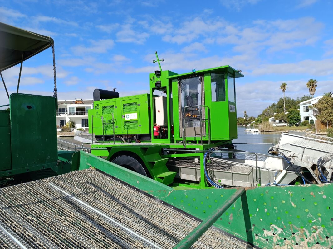CM1400 Aquatic Weed Harvester